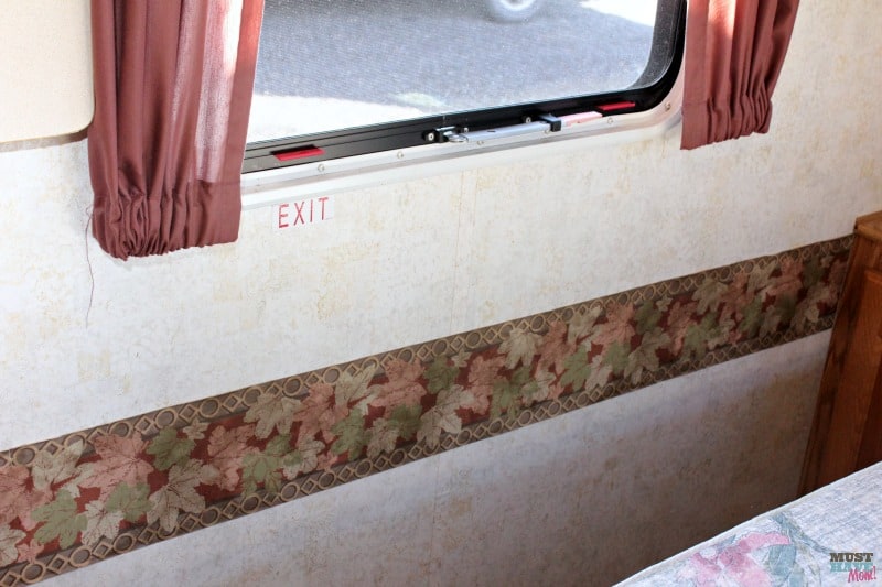 How to remove the outdated wallpaper border in your RV / Camper. Tips to easily do an RV makeover!