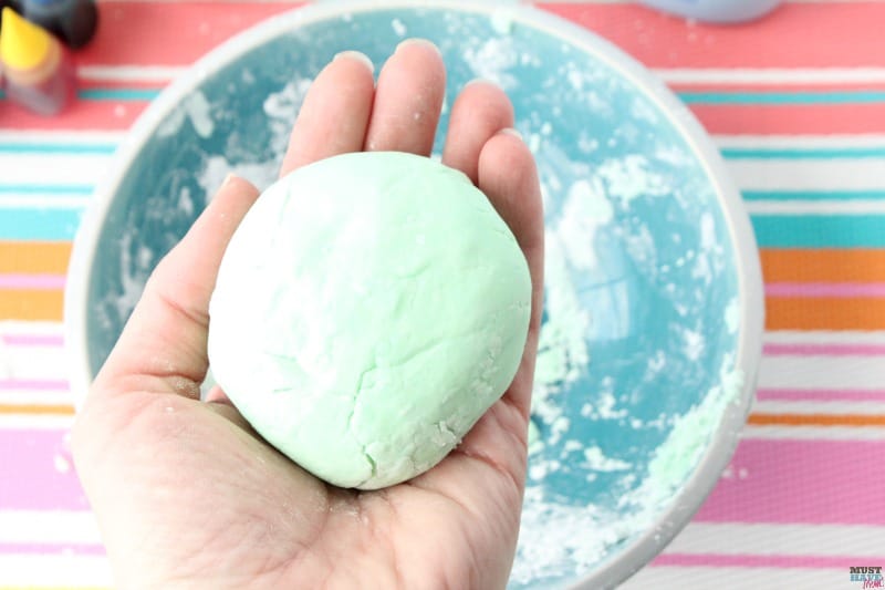 Lush Fun copycat recipe for bath tub play dough. Make homemade playdough with this bubble bath playdough recipe!