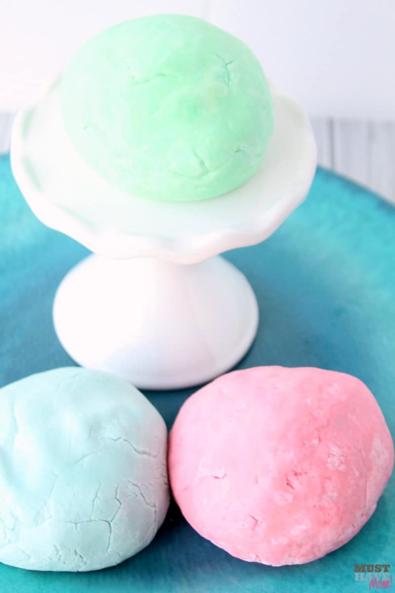 Lush Fun copycat recipe for bath tub play dough. Make homemade playdough with this bubble bath playdough recipe!