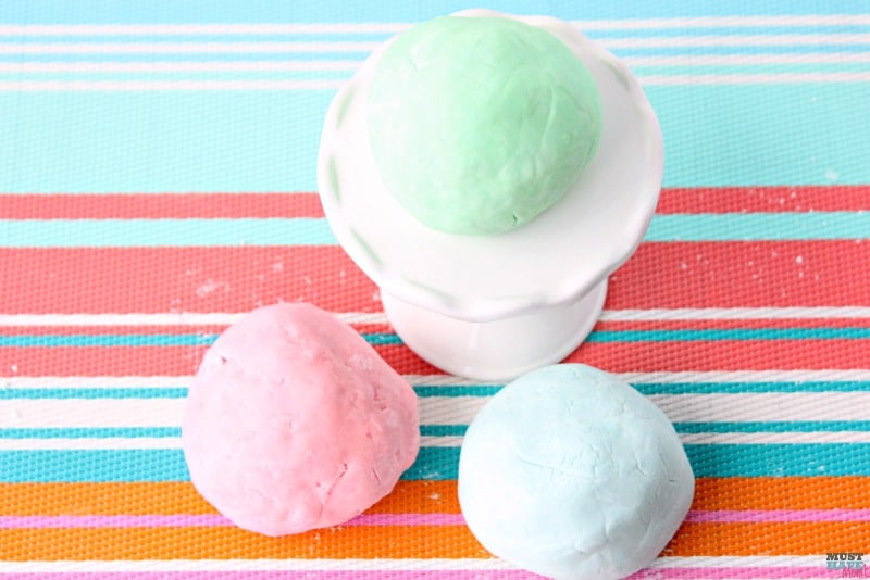 Lush Fun copycat recipe for bath tub play dough. Make homemade playdough with this bubble bath playdough recipe!