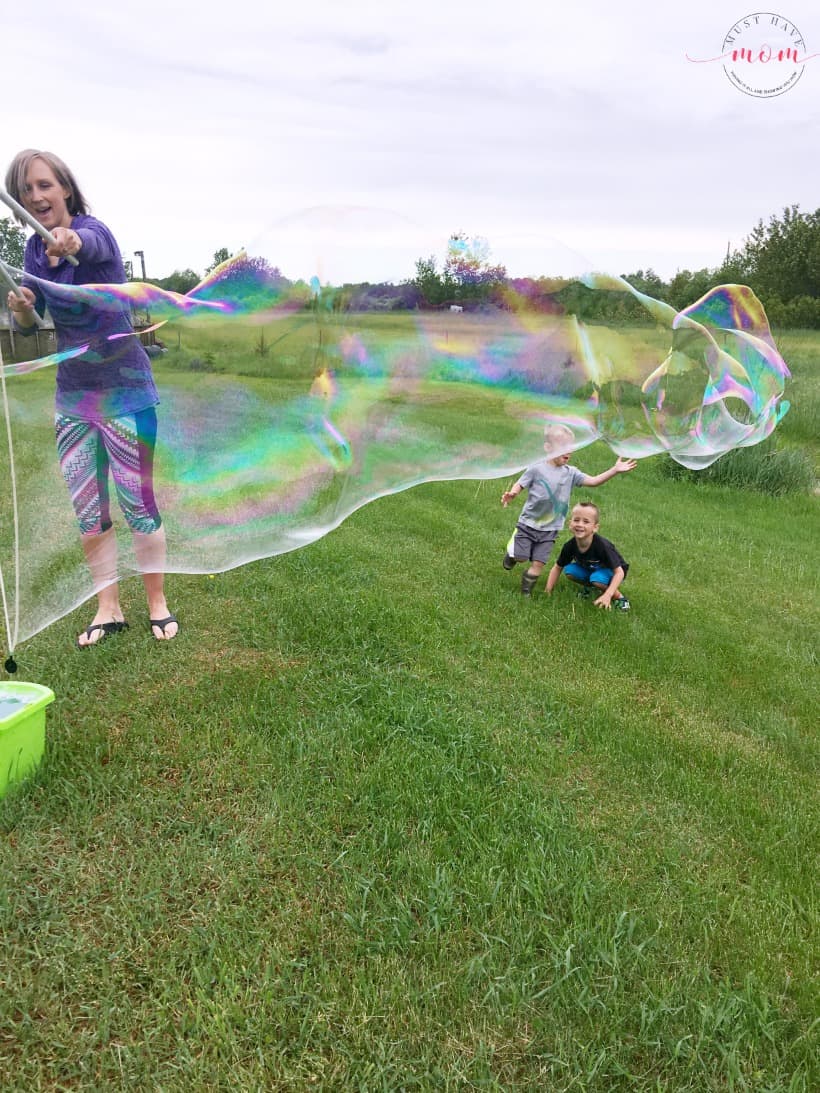 Blow giant soap bubbles with this Guinness world record giant bubble recipe! Best bubble solution recipe!