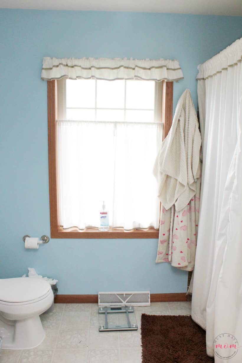 How to makeover your bathroom on a budget. Taping technique and layering technique for farmhouse style.