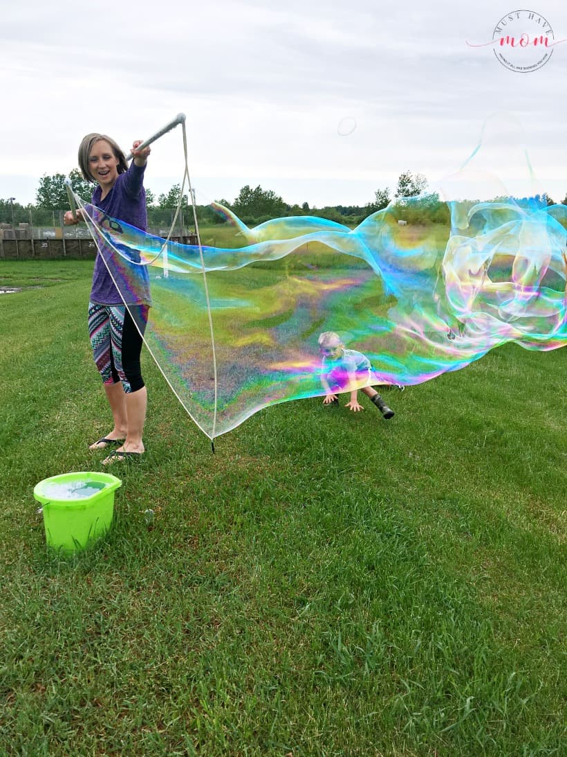 Blow giant soap bubbles with this Guinness world record giant bubble recipe! Best bubble solution recipe!