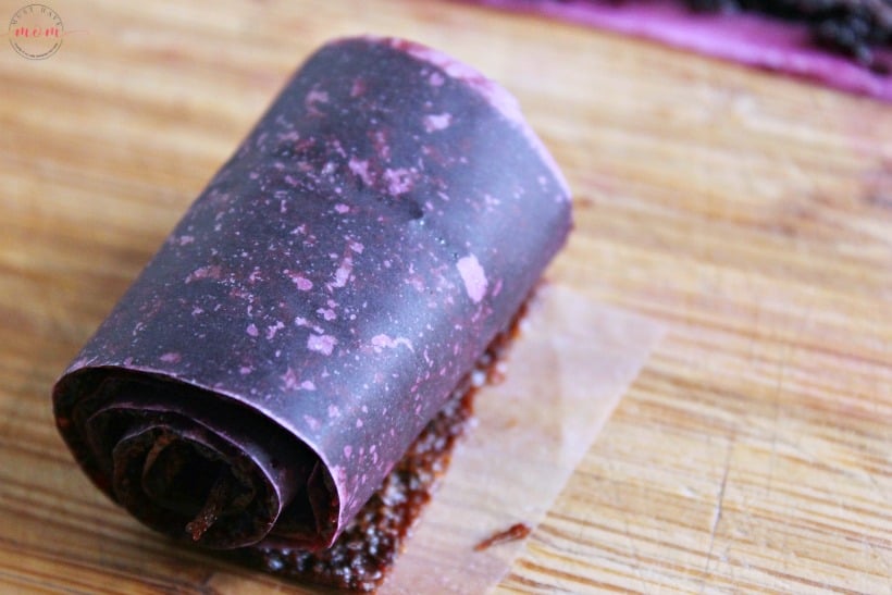 Homemade grape fruit leather recipe - no dehydrator required! Make this grape fruit leather recipe in the oven! Healthy snack idea for kids!