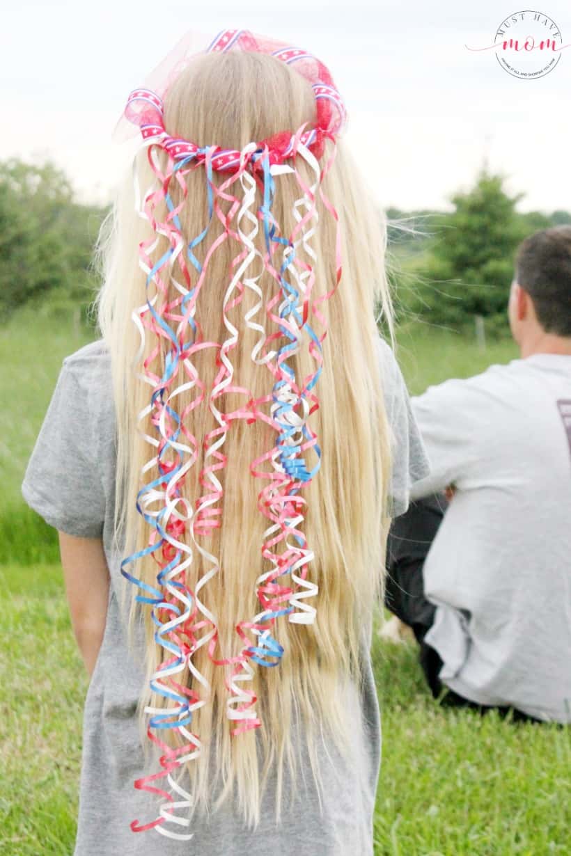 Quick and easy DIY 4th of July ribbon crown! Patriotic craft for kids. + Parade essentials