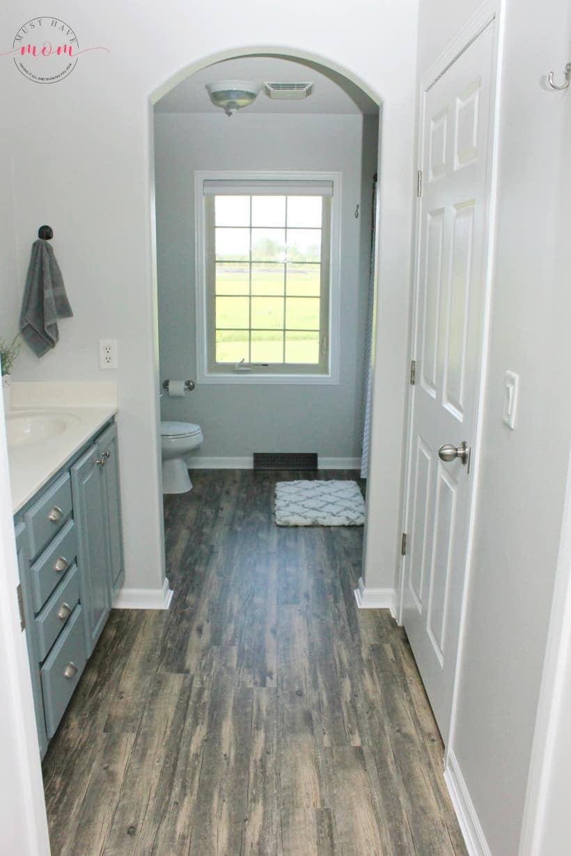 Farmhouse style bathroom DIY makeover! Tons of fixer upper style ideas.