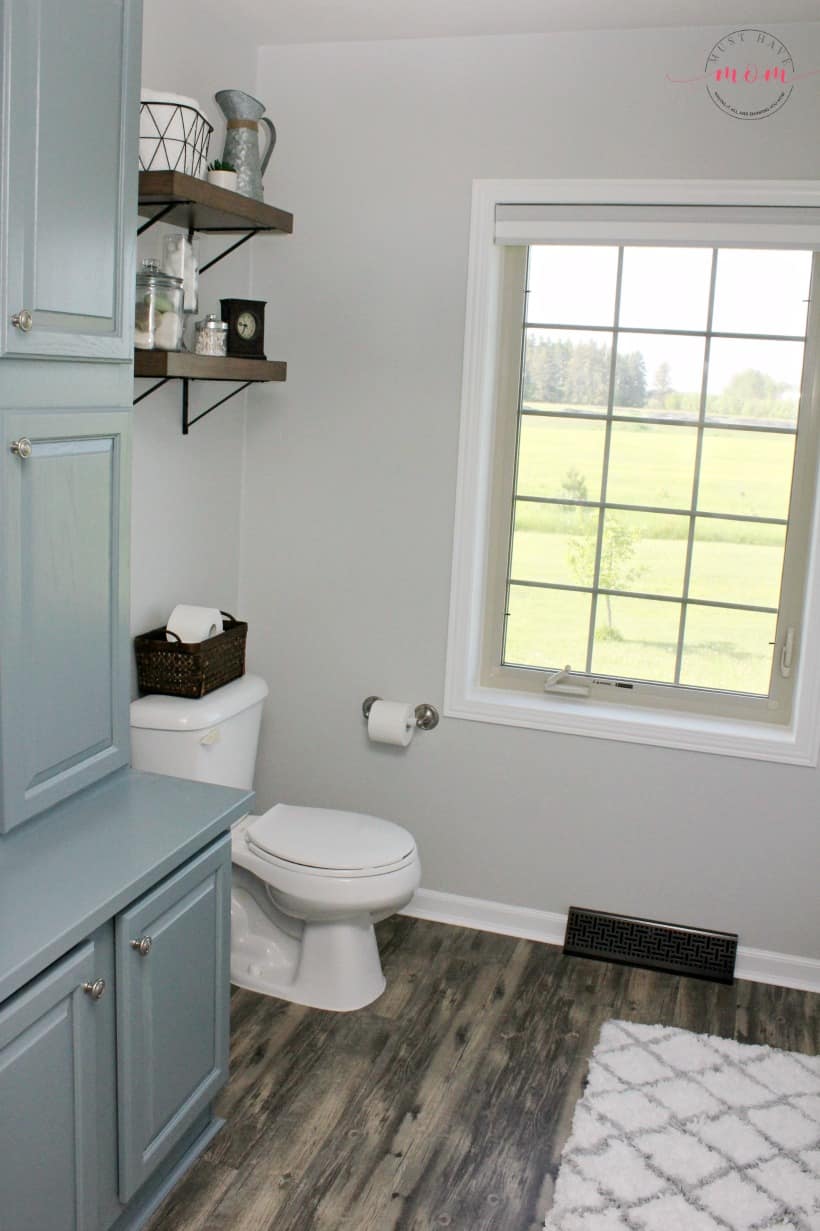 Farmhouse style bathroom DIY makeover! Tons of fixer upper style ideas.