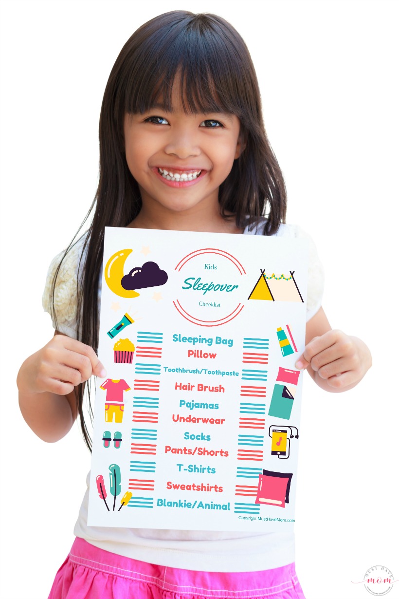 Free printable sleepover checklist for kids! Kids can pack their bags with this sleepover packing list!