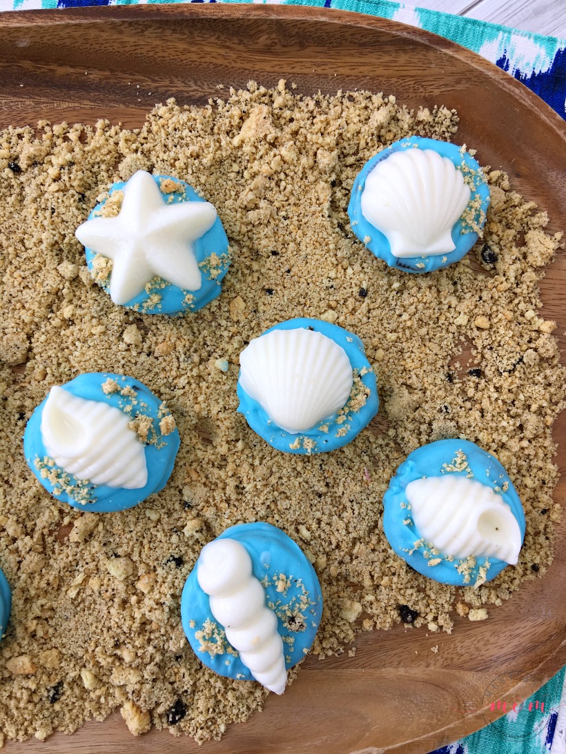 Quick and easy seashell cookies for a beach party! Fun Moana party themed shell oreos party food recipe.
