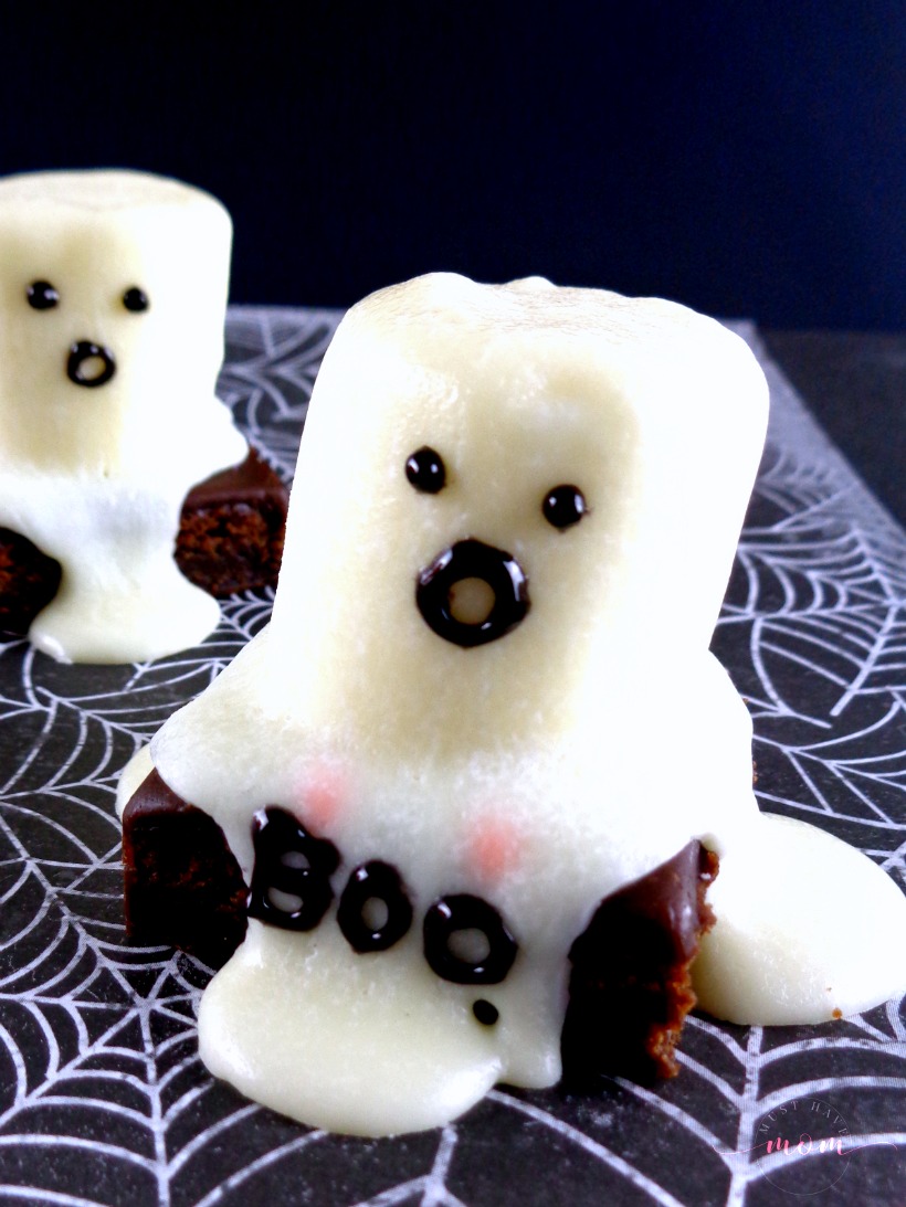 Quick and EASY Halloween brownies with ghosts!! This is a no bake recipe kids can make!