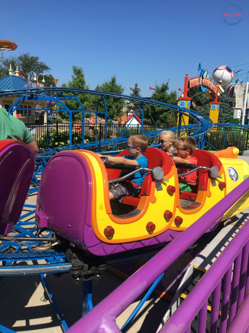 What to pack for a trip to Valleyfair amusement park with your family + tips to save money and have the most fun possible!