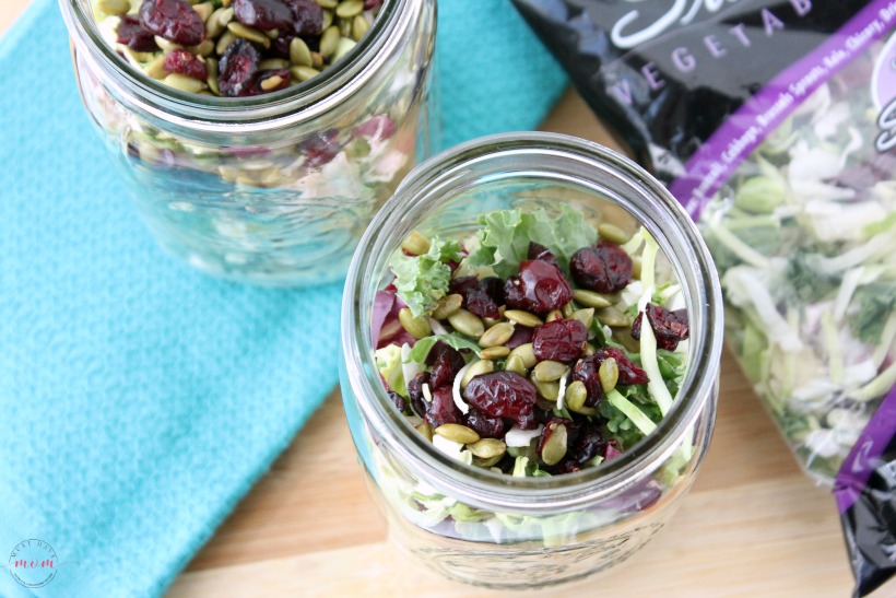 Once a week mason jar salads for busy people who like to eat healthy! Make on Sunday, lasts all week. Easy superfood kale salads.