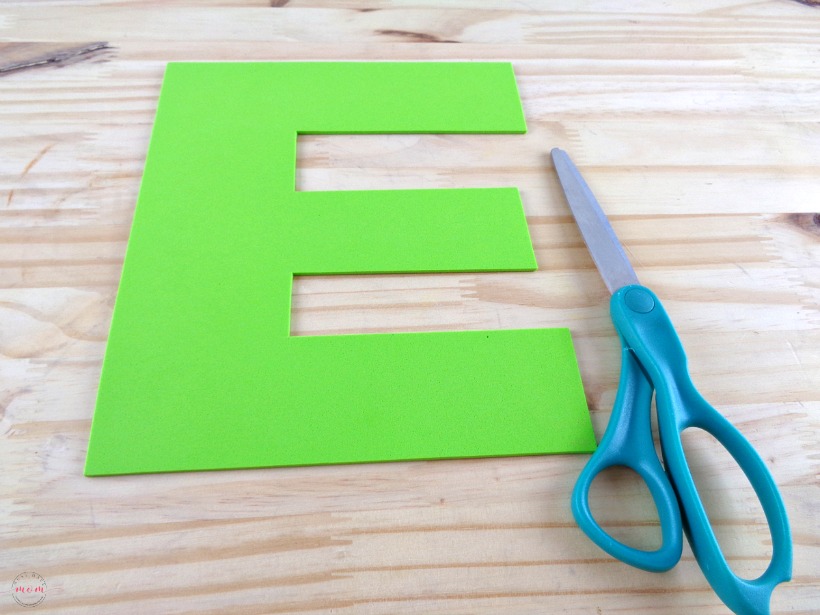 Weekly letter craft series! E is for Elf with free printable E and Elf templates. Kids preschool letter craft idea.