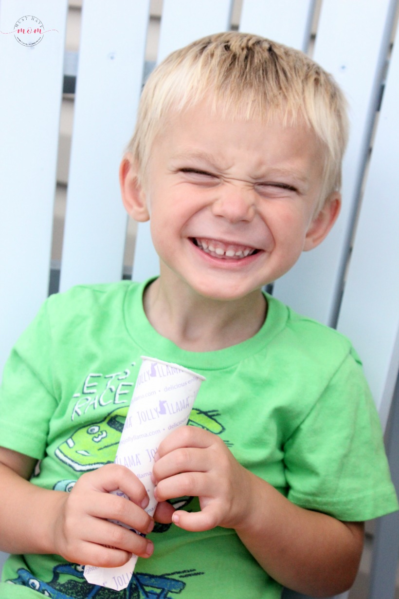 Do THIS genius ice bucket party hack at your next party! Use frozen water balloons to keep sorbet pops frozen and then have a water balloon fight afterwards! 