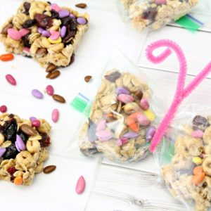 Healthy honey nut oatmeal breakfast bar recipe turned into cute lunchbox butterfly baggies! Easy breakfast or snack for kids and adults.