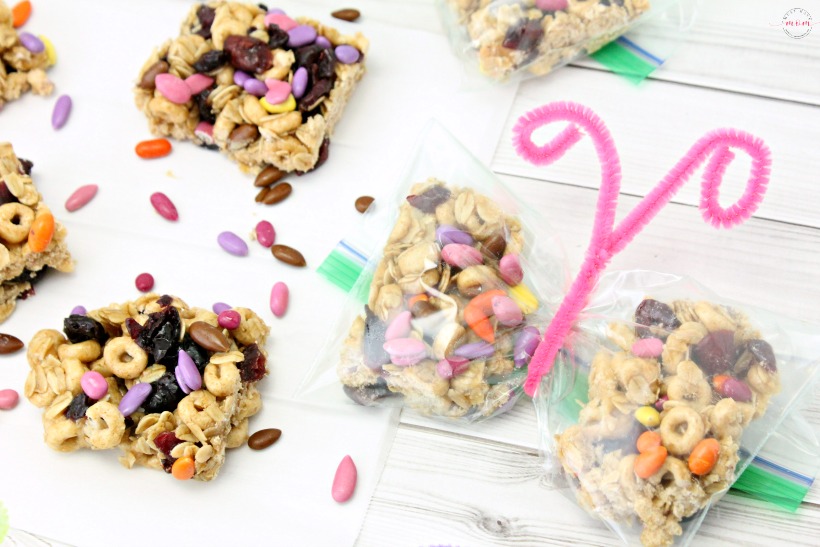 Healthy honey nut oatmeal breakfast bar recipe turned into cute lunchbox butterfly baggies! Easy breakfast or snack for kids and adults.