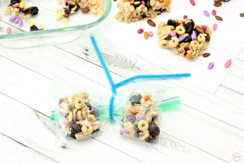 Healthy honey nut oatmeal breakfast bar recipe turned into cute lunchbox butterfly baggies! Easy breakfast or snack for kids and adults.