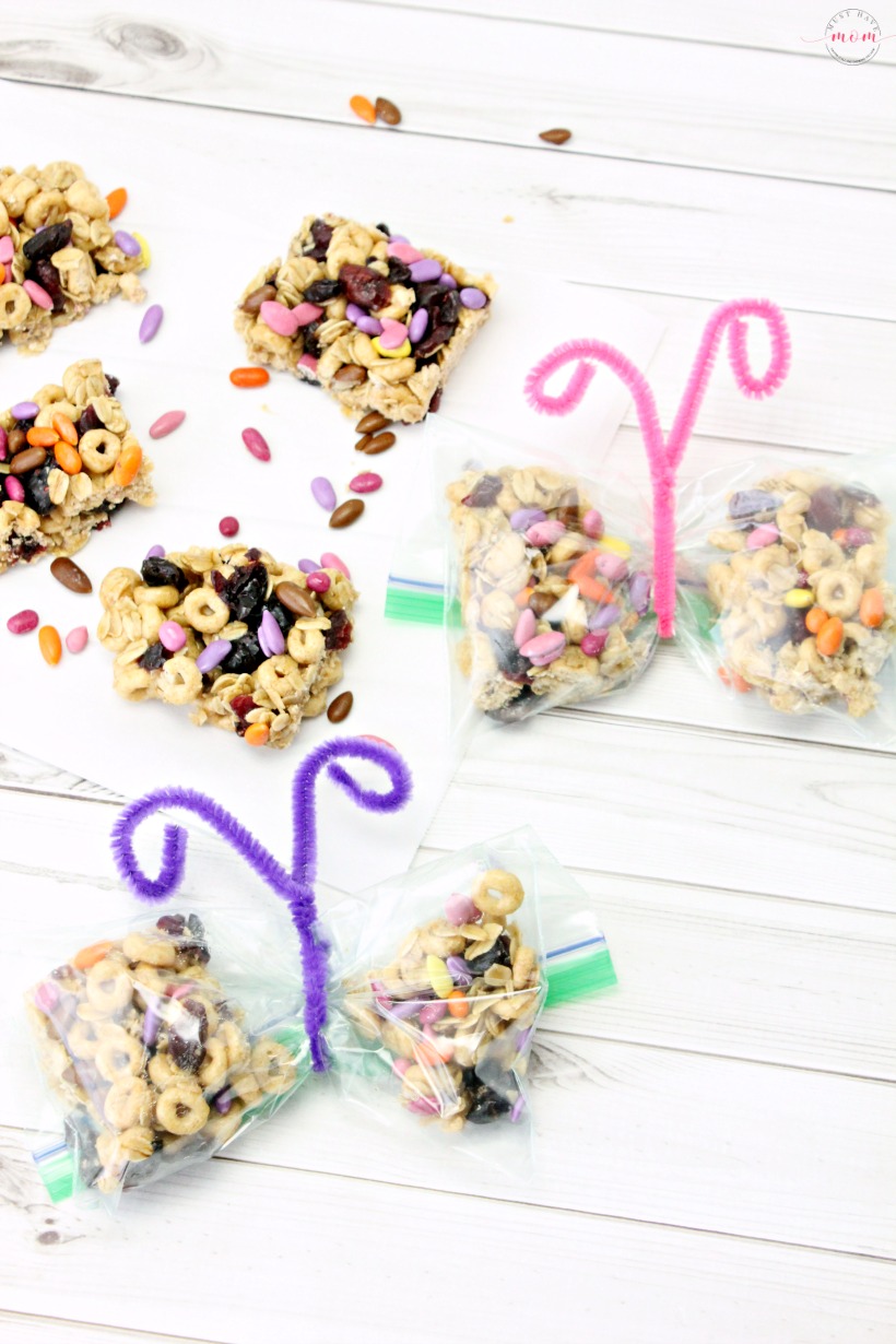 Healthy honey nut oatmeal breakfast bar recipe turned into cute lunchbox butterfly baggies! Easy breakfast or snack for kids and adults.