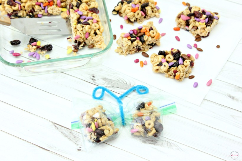 Healthy honey nut oatmeal breakfast bar recipe turned into cute lunchbox butterfly baggies! Easy breakfast or snack for kids and adults.