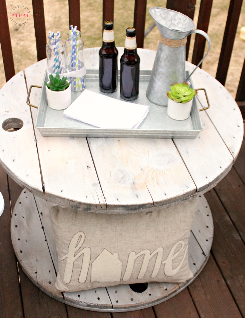 DIY farmhouse style wood spool table ideas. Tutorial to make a side table from a wood cable spool