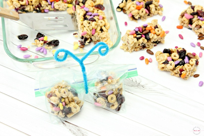 Healthy honey nut oatmeal breakfast bar recipe turned into cute lunchbox butterfly baggies! Easy breakfast or snack for kids and adults.