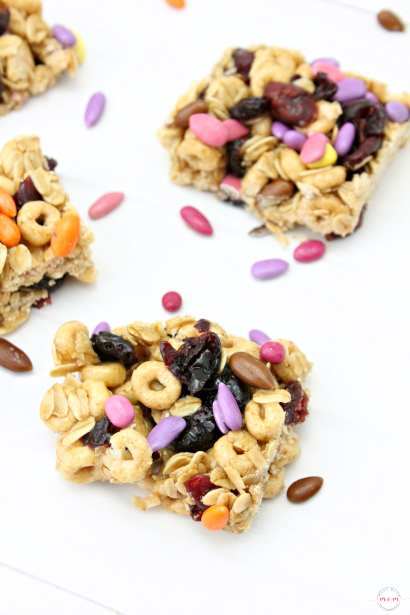 Healthy honey nut oatmeal breakfast bar recipe turned into cute lunchbox butterfly baggies! Easy breakfast or snack for kids and adults.