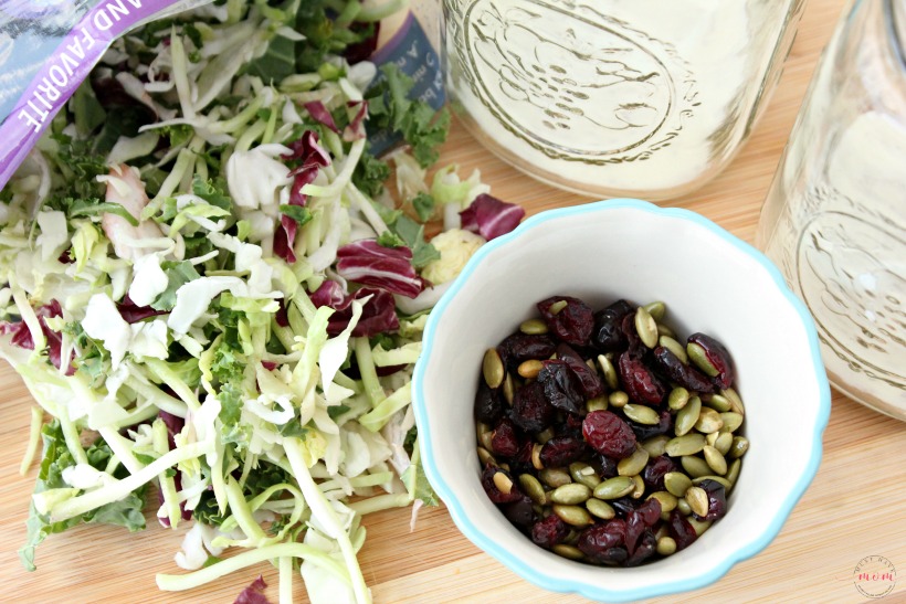 Once a week mason jar salads for busy people who like to eat healthy! Make on Sunday, lasts all week. Easy superfood kale salads.