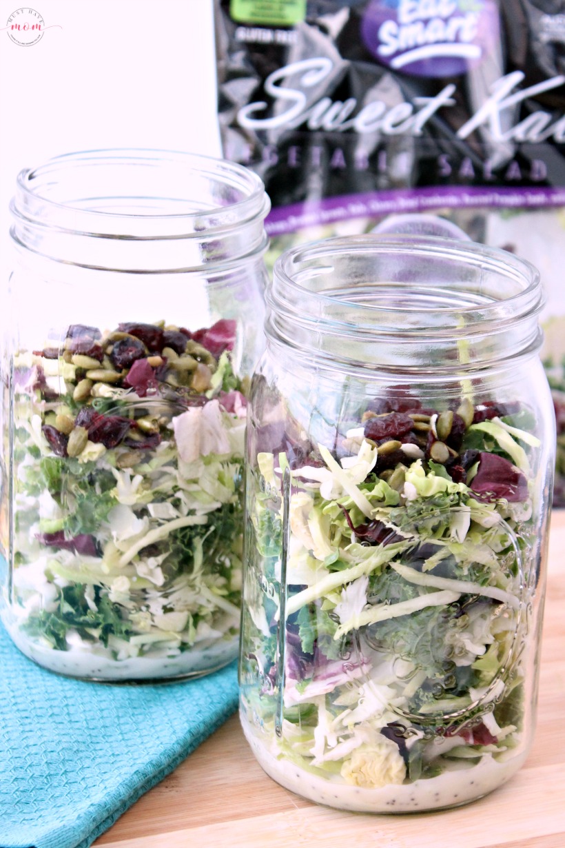 Once a week mason jar salads for busy people who like to eat healthy! Make on Sunday, lasts all week. Easy superfood kale salads.