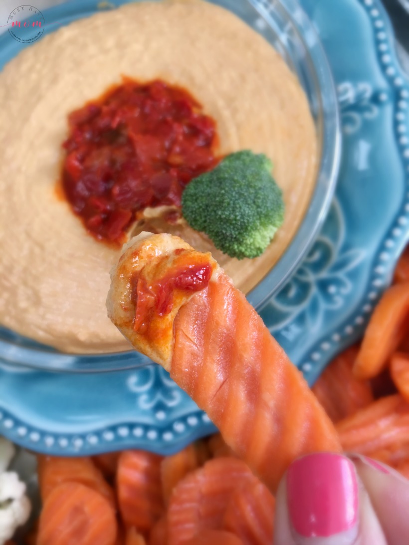 https://musthavemom.com/wp-content/uploads/2017/08/easy-roasted-red-pepper-hummus-and-veggies.jpg