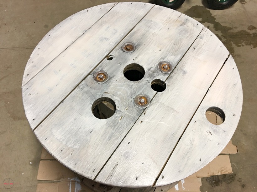 DIY farmhouse style wood spool table ideas. Tutorial to make a side table from a wood cable spool