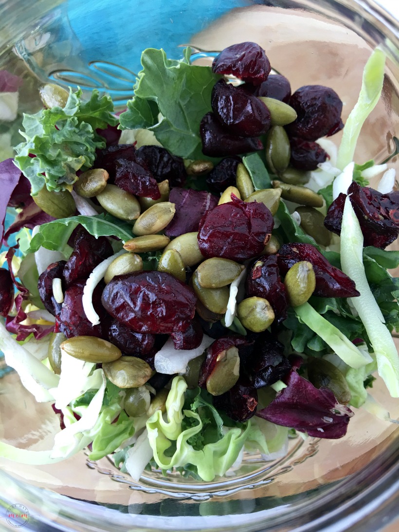 Once a week mason jar salads for busy people who like to eat healthy! Make on Sunday, lasts all week. Easy superfood kale salads.