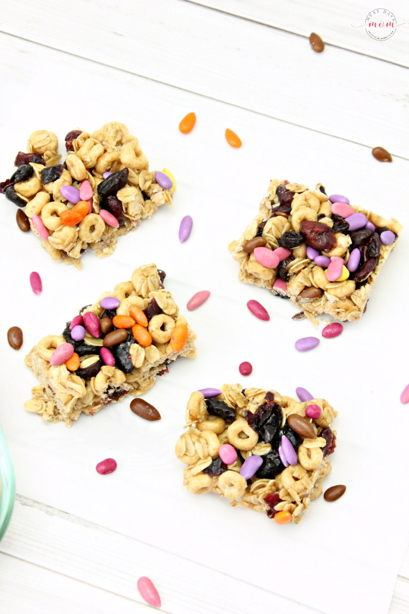 Healthy honey nut oatmeal breakfast bar recipe turned into cute lunchbox butterfly baggies! Easy breakfast or snack for kids and adults.
