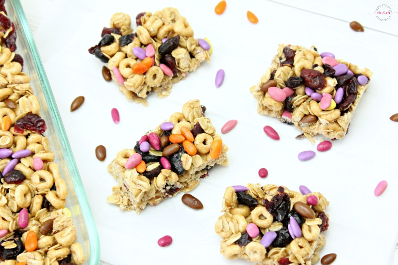 Healthy honey nut oatmeal breakfast bar recipe turned into cute lunchbox butterfly baggies! Easy breakfast or snack for kids and adults.