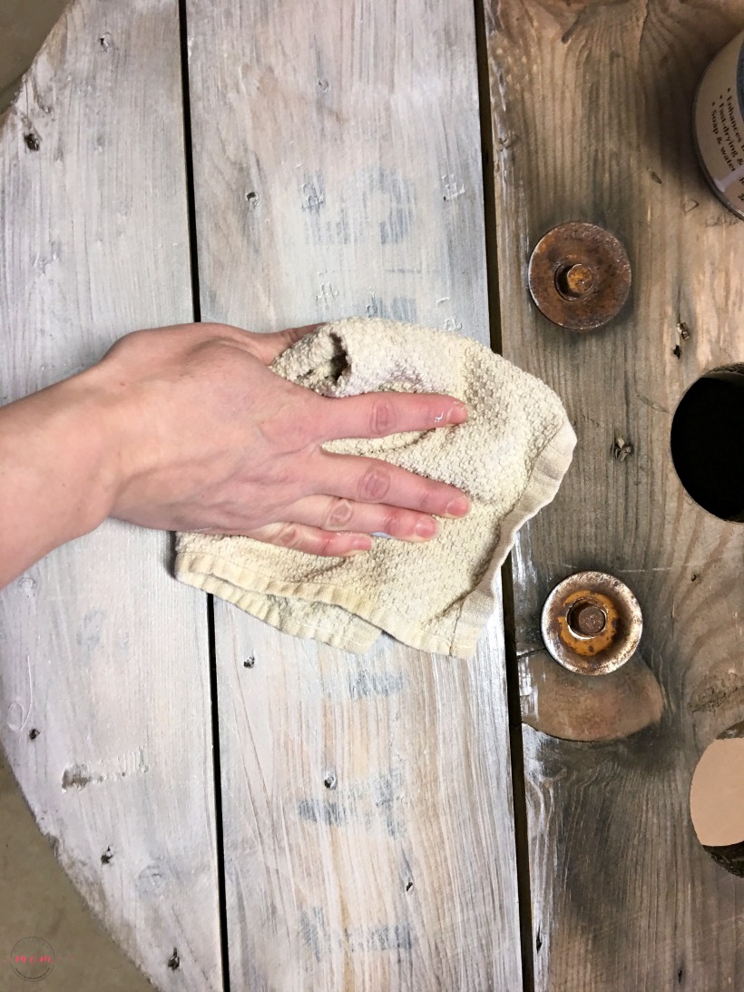 DIY farmhouse style wood spool table ideas. Tutorial to make a side table from a wood cable spool