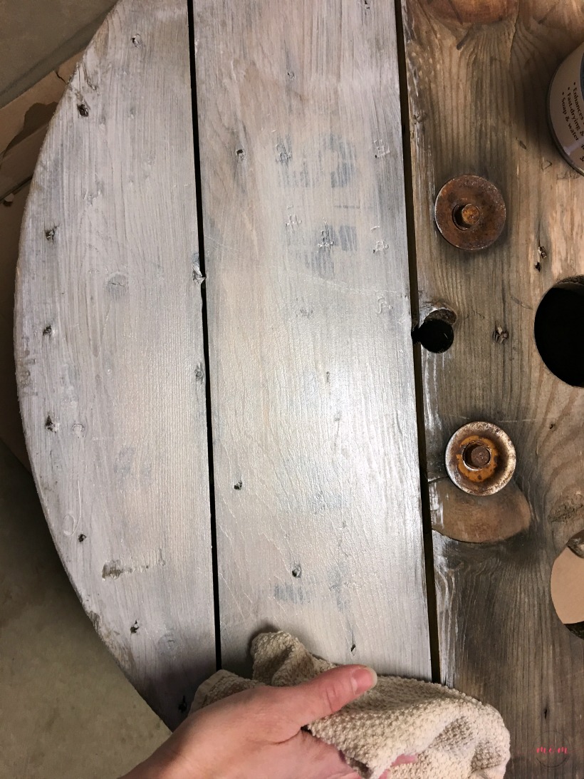 DIY farmhouse style wood spool table ideas. Tutorial to make a side table from a wood cable spool