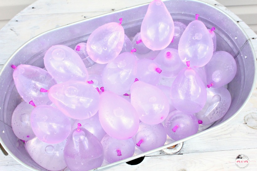 Do THIS genius ice bucket party hack at your next party! Use frozen water balloons to keep sorbet pops frozen and then have a water balloon fight afterwards! 