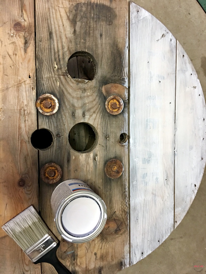 DIY farmhouse style wood spool table ideas. Tutorial to make a side table from a wood cable spool