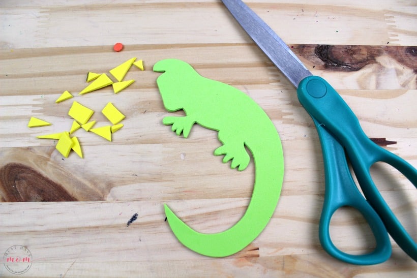 Weekly letter craft ideas for kids! I is for Iguana kids craft. Great for letter recognition and cutting and tracing skills!