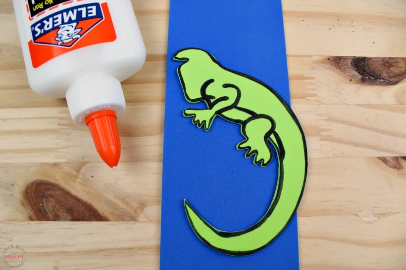 Weekly letter craft ideas for kids! I is for Iguana kids craft. Great for letter recognition and cutting and tracing skills!