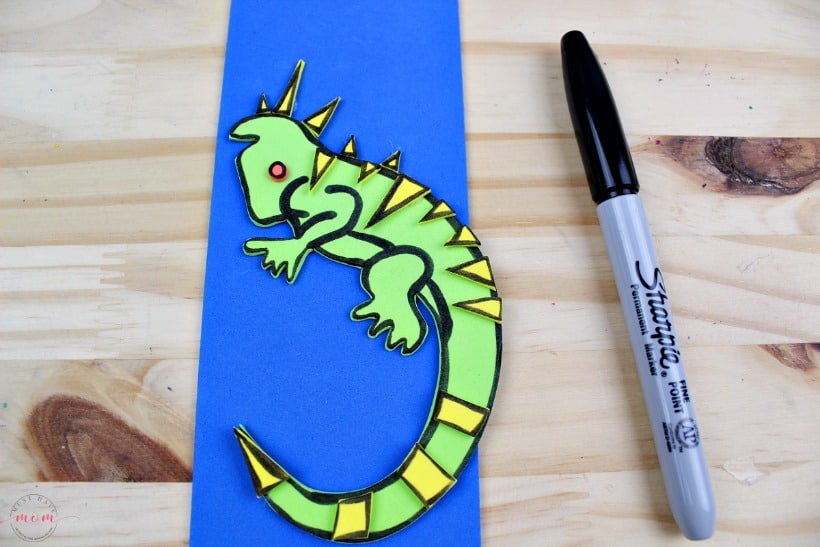 Weekly letter craft ideas for kids! I is for Iguana kids craft. Great for letter recognition and cutting and tracing skills!