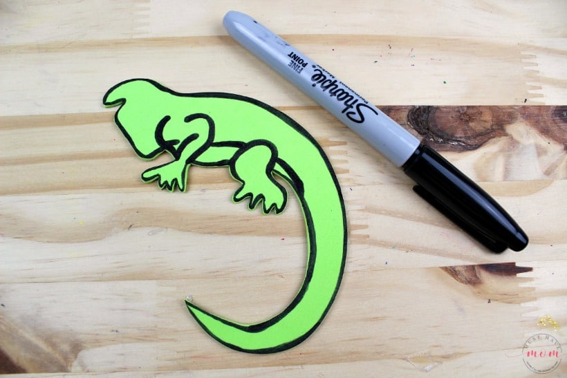 Weekly letter craft ideas for kids! I is for Iguana kids craft. Great for letter recognition and cutting and tracing skills!