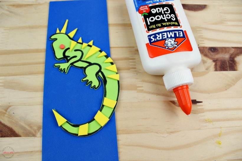 Weekly letter craft ideas for kids! I is for Iguana kids craft. Great for letter recognition and cutting and tracing skills!