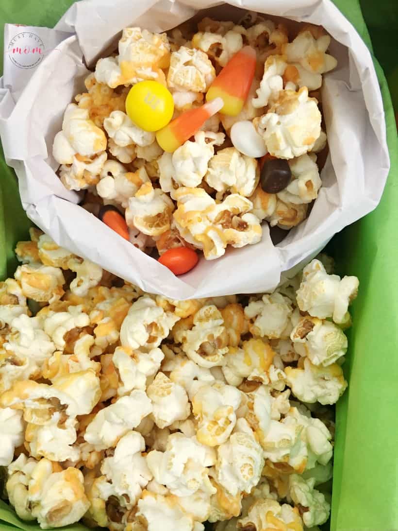 Fall popcorn bar ideas and DIY popcorn bar sign! Great party idea for Thanksgiving or Halloween food. 