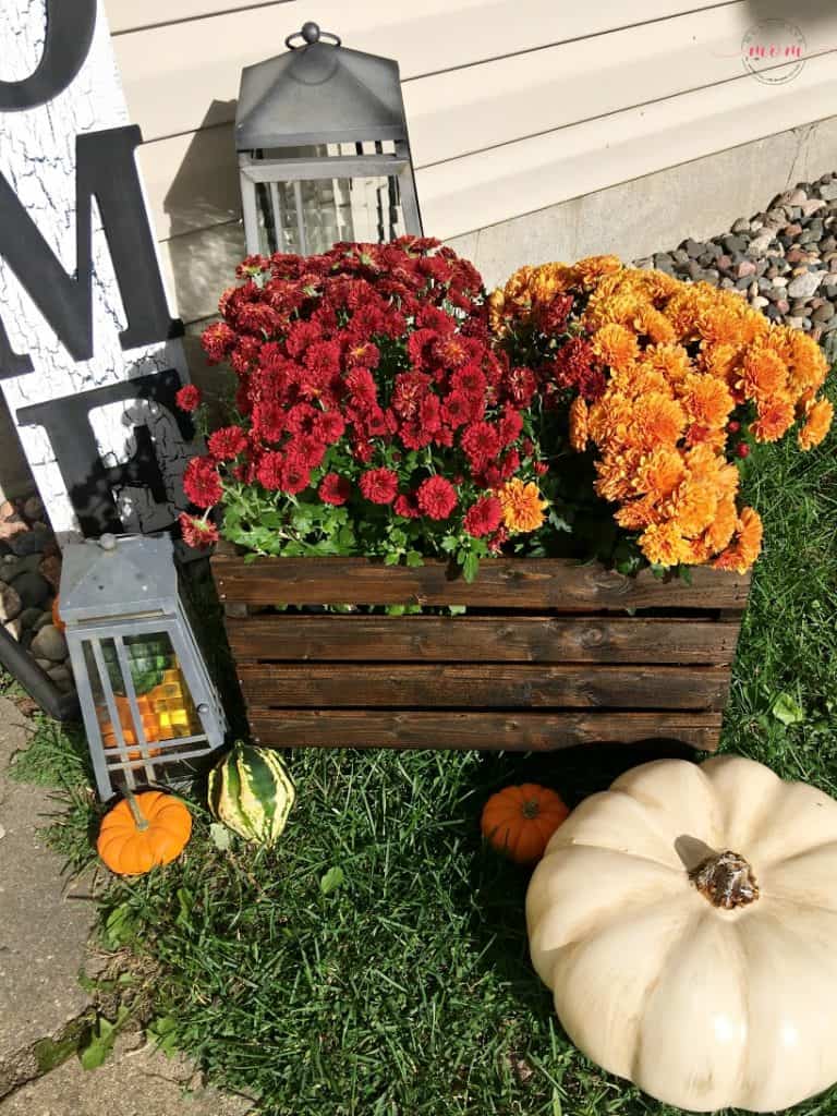 Easy DIY Fall Decor ideas for a stunning fall porch display! Try the DIY crate planter and farmhouse welcome sign!