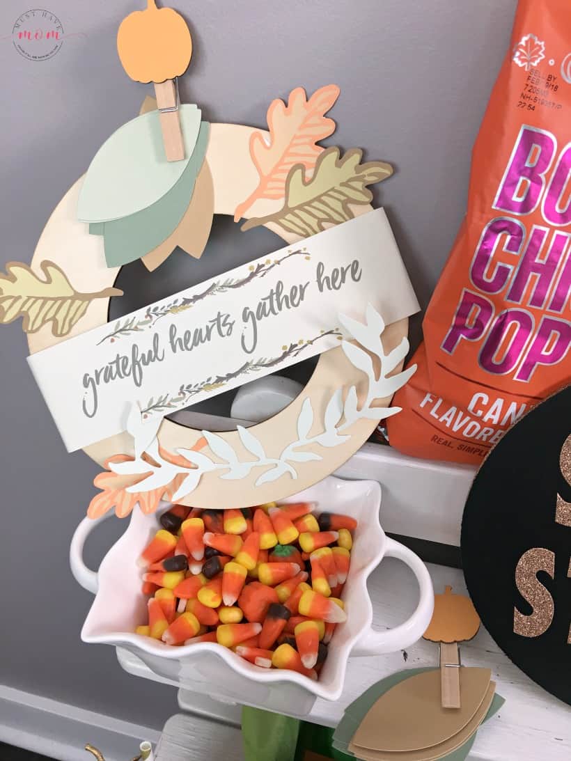 Fall popcorn bar ideas and DIY popcorn bar sign! Great party idea for Thanksgiving or Halloween food. 