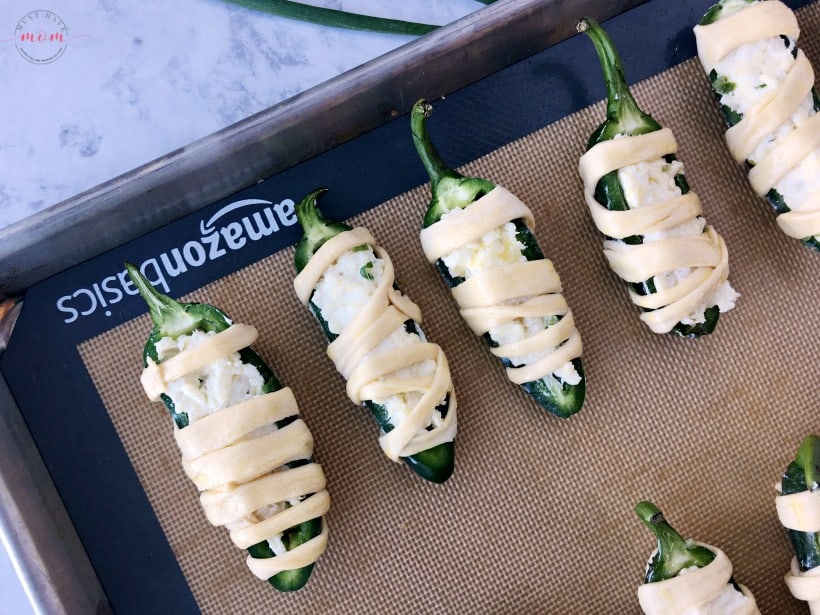 Halloween food idea! Mummy jalapeno poppers in oven. Baked jalapeno poppers are easy and this recipe uses healthier ingredients.