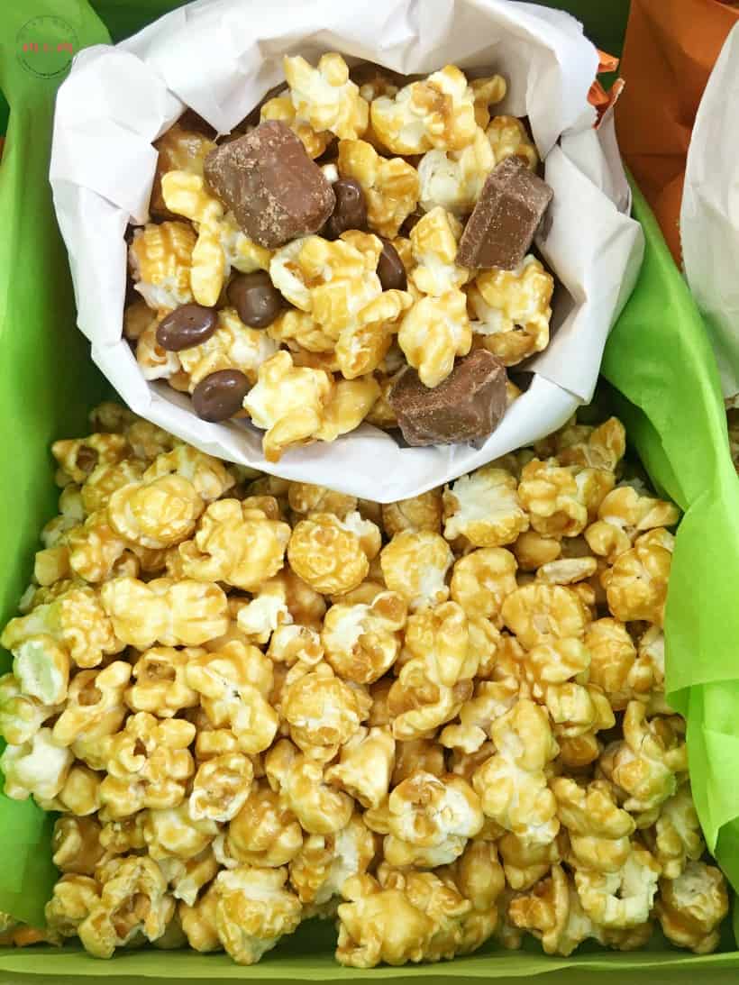 Fall popcorn bar ideas and DIY popcorn bar sign! Great party idea for Thanksgiving or Halloween food. 