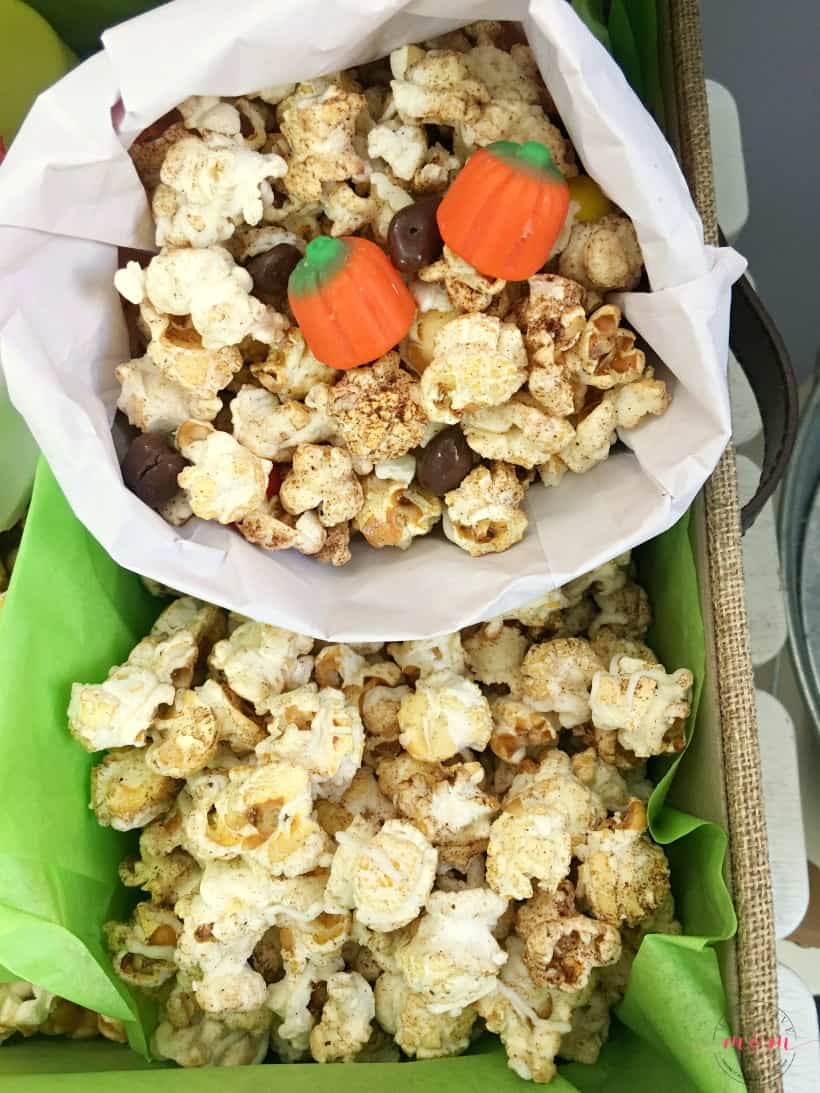 Fall popcorn bar ideas and DIY popcorn bar sign! Great party idea for Thanksgiving or Halloween food. 