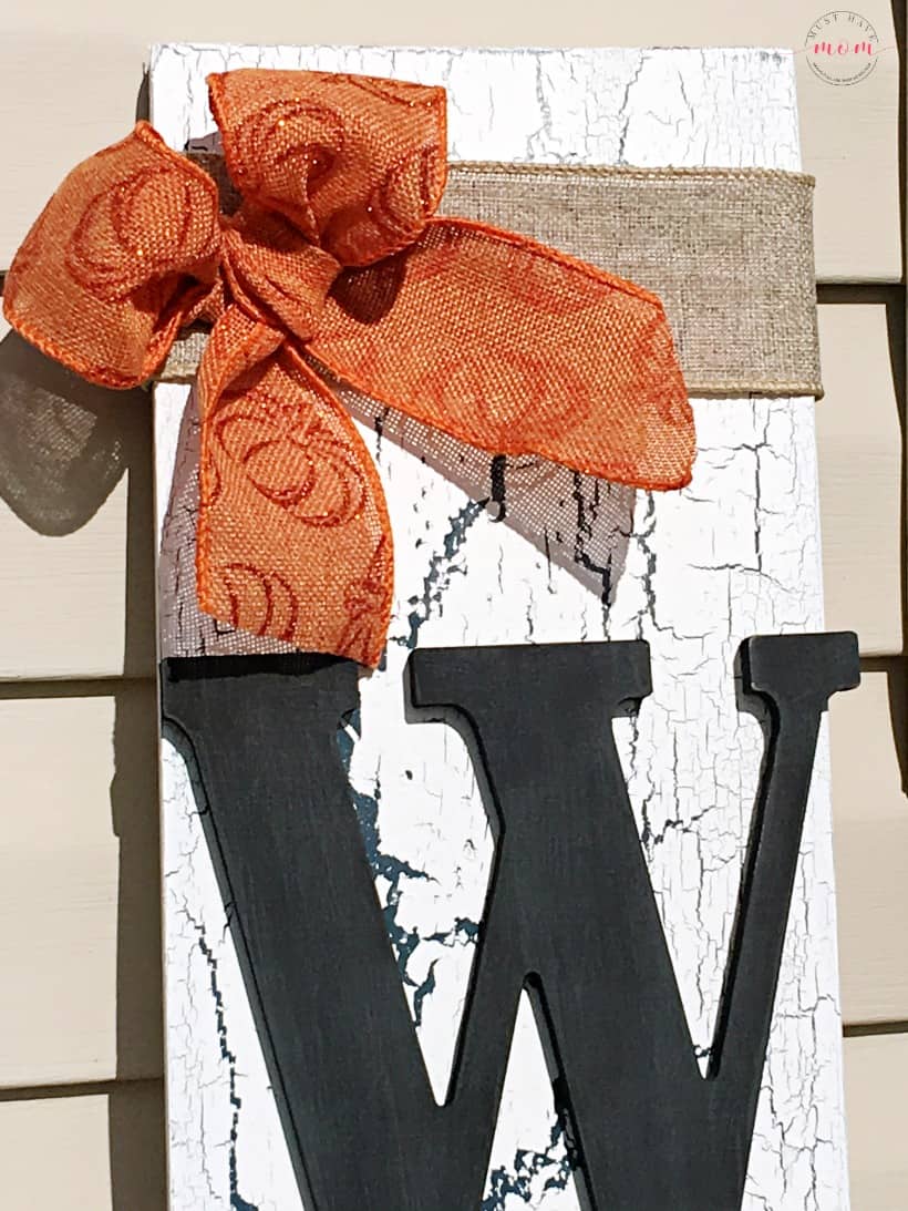 Easy DIY Fall Decor ideas for a stunning fall porch display! Try the DIY crate planter and farmhouse welcome sign!