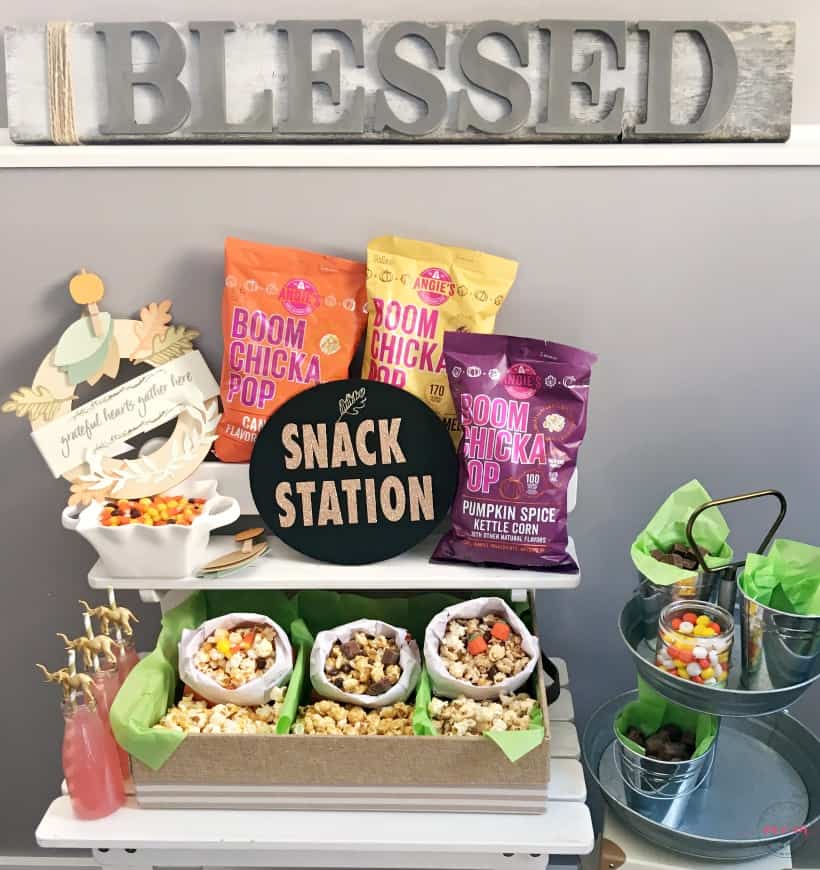 Fall popcorn bar ideas and DIY popcorn bar sign! Great party idea for Thanksgiving or Halloween food. 